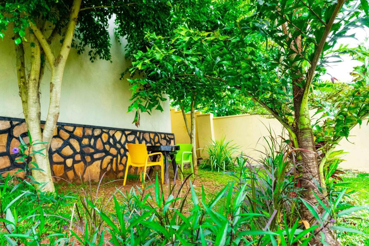 Airport Unique Hotel Entebbe Buitenkant foto
